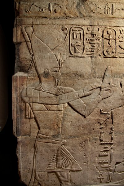 Relief sur un sanctuaire érigé par le pharaon Taharqa dans la cour du temple d